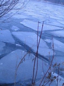 Eis auf Fluss