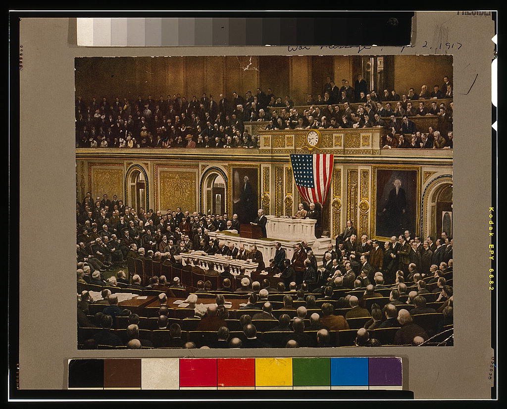 Kriegseintritt USA 1917. President Woodrow Wilson asking Congress to declare war on Germany, causing the United States to enter World War I. Quelle:  https://cdn.loc.gov/service/pnp/cph/3g10000/3g10000/3g10200/3g10297v.jpg