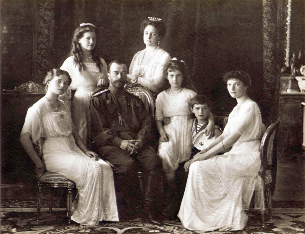 Nikolaus II. mit seiner Gattin Alexandra und den fünf gemeinsamen Kindern (1913). Quelle: http://forum.alexanderpalace.org